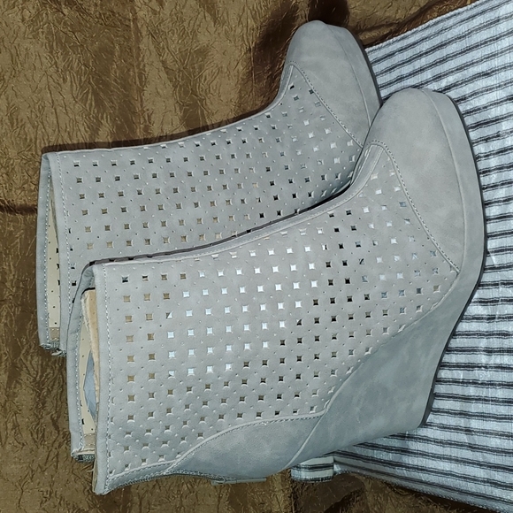 Michael Antonio cream cutout booties - Picture 2 of 9